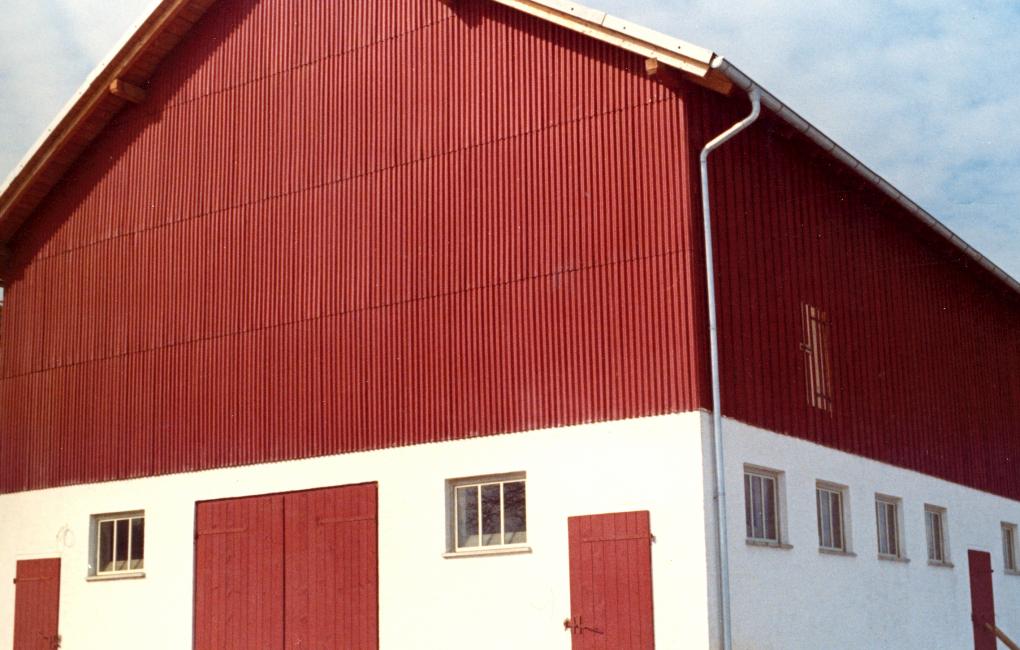 Granero con fachada lateral con lámina CLÁSICA® color rojo
