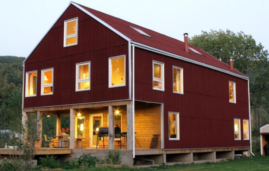 Casa de campo con fachada lateral con lámina CLÁSICA® color rojo