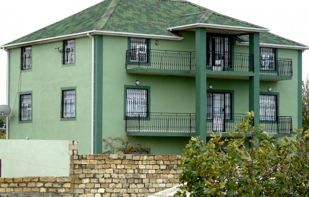 Edificio residencial con tejas ecológicas ONDUVILLA® color verde