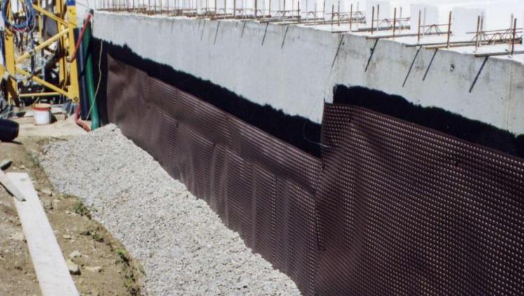 Membrana drenante FONDALINE PLUS en muro de contención